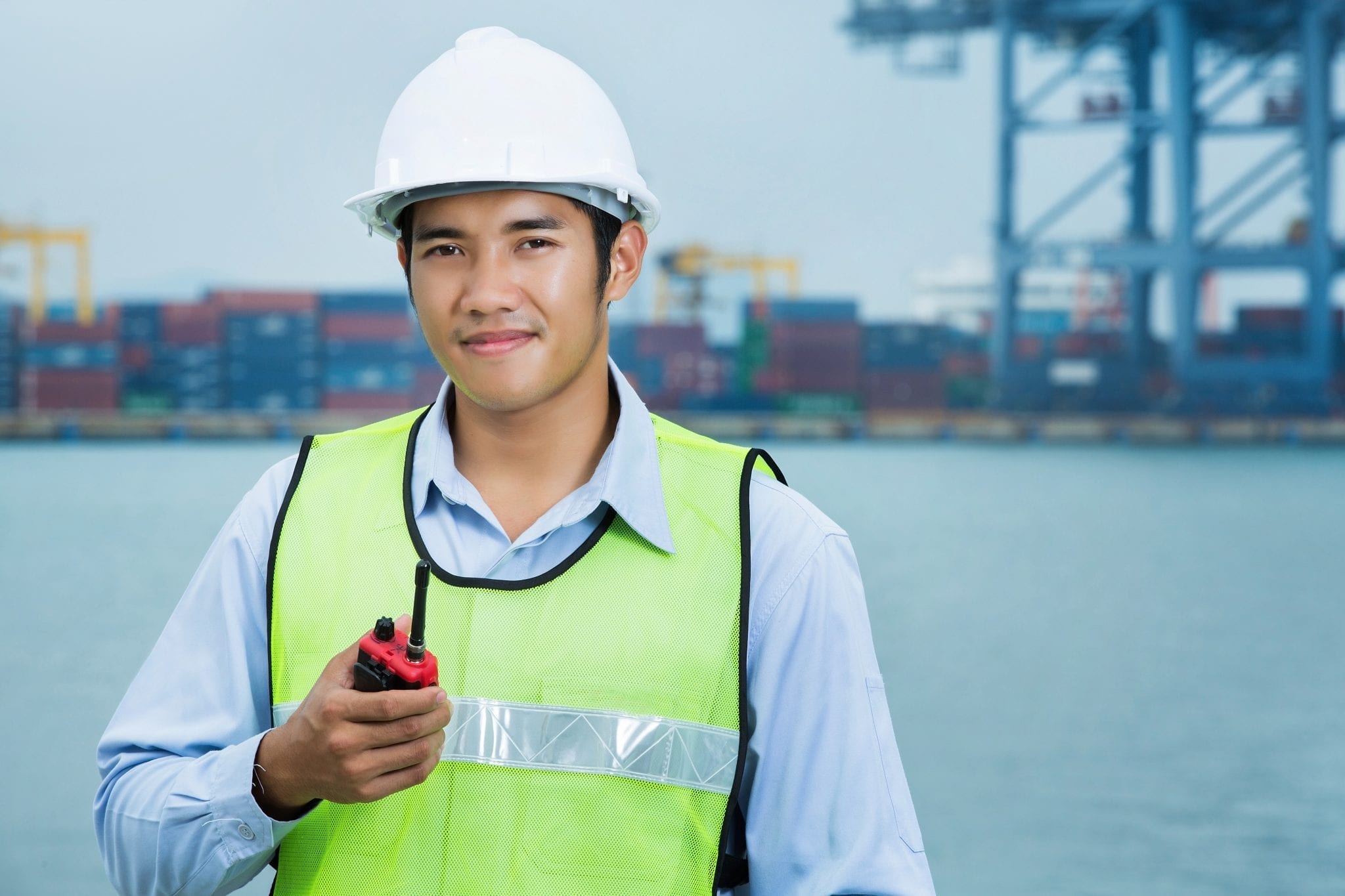shutterstock_242185027 Construction worker using radio